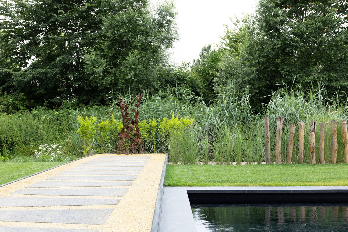 Strak gazon met terras en natuurlijke beplanting
